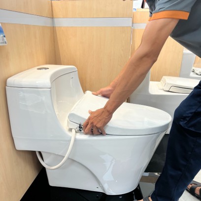 Lắp đặt bàn cầu liền khối nắp cơ - TDM Tuấn Đức 