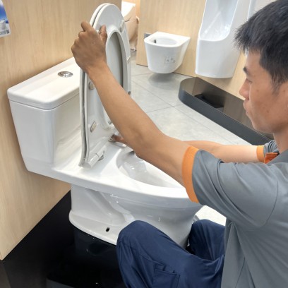 Lắp Đặt Bồn Cầu 1 Khối Và Vòi Xịt Vệ Sinh - TDM Tuấn Đức 