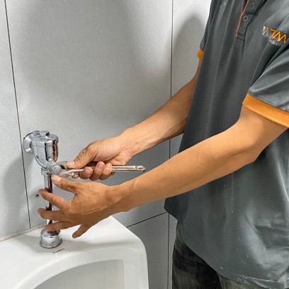 Lắp đặt bồn tiểu nam và van xả tiểu - Tuấn Đức 