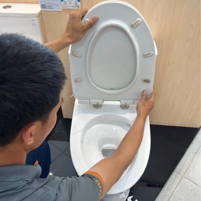 Dịch vụ lắp đặt nắp nhựa bồn cầu nắp két sứ - TDM Tuấn Đức 