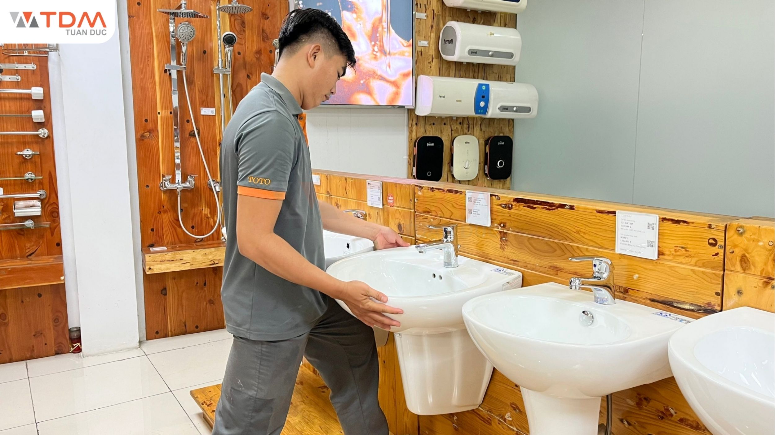 Kỹ thuật Caesar Tuấn Đức hỗ trợ giao hàng và lắp đặt chậu lavabo Caesar toàn quốc