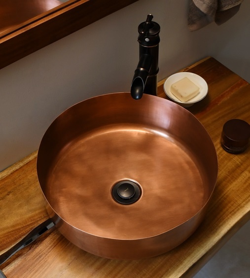 Hình ảnh thực tế chậu rửa mặt đồng thau Kanly RSC402 V đặt bàn