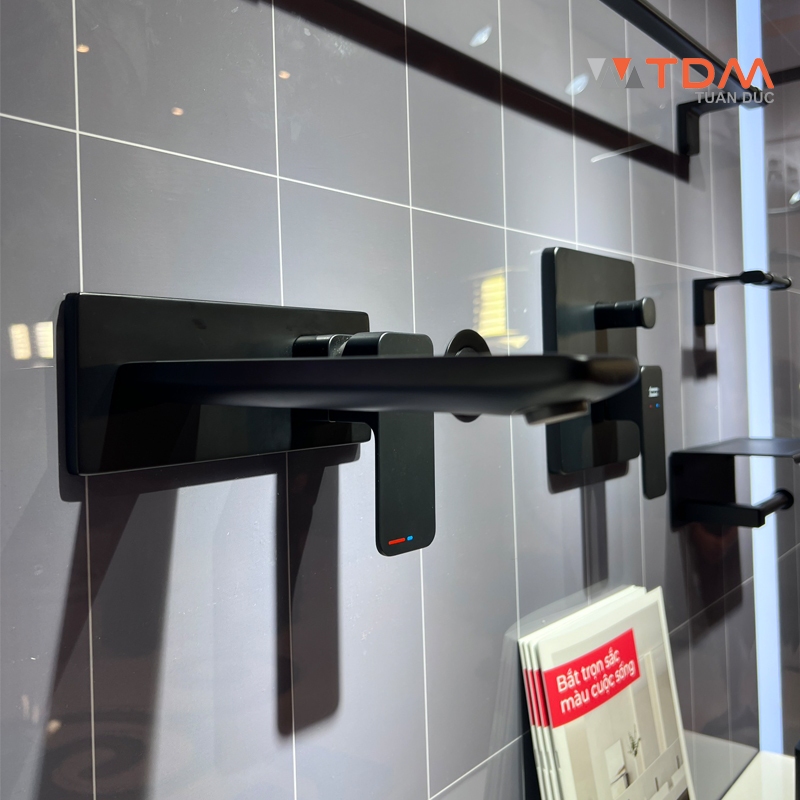 Hình ảnh thực tế vòi lavabo gắn tường màu đen WF1304MB