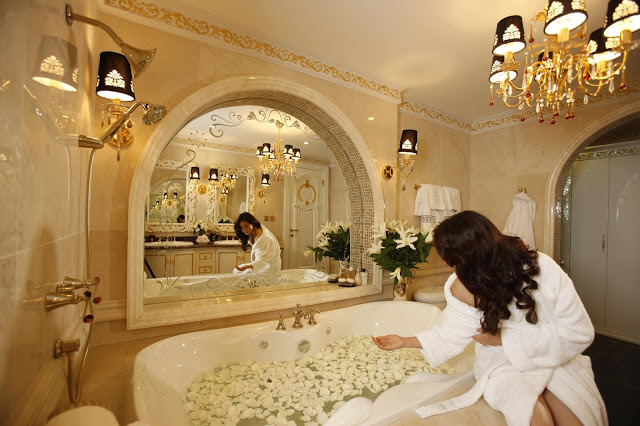Nội thất nhà đẹp hiện đại có bồn tắm massage và không gian rộng rãi