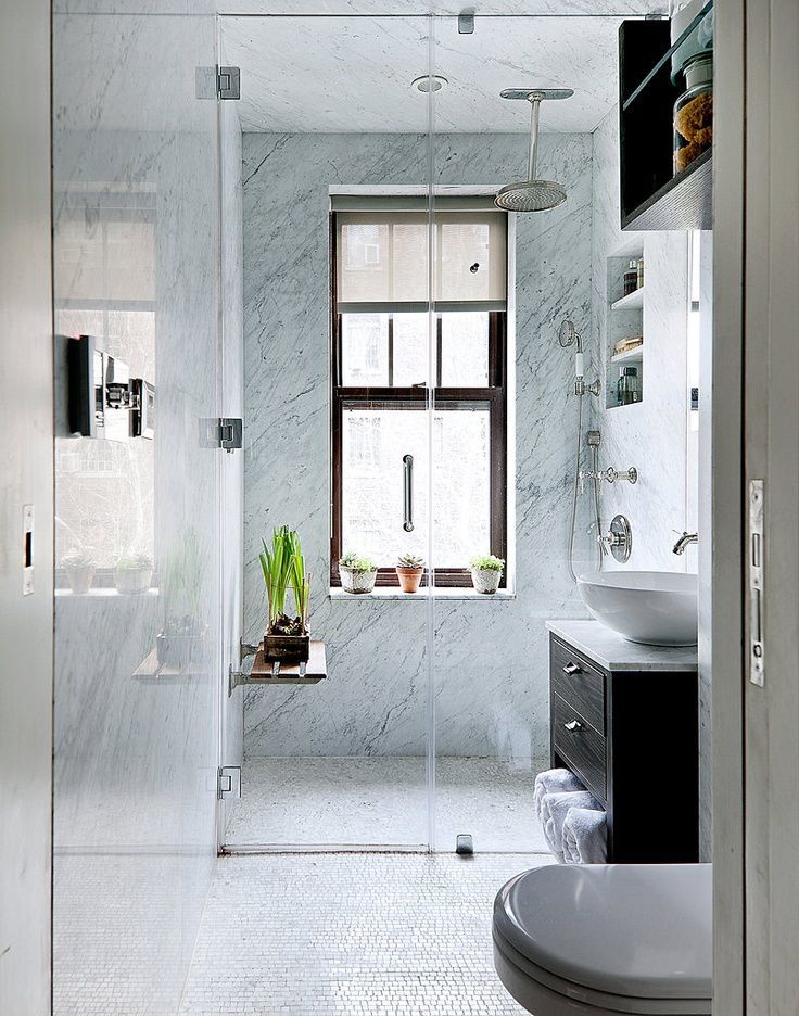 Thiết kế phòng tắm đơn giản sang trọng và có cửa sổ đẹp đang được yêu thích vào năm
