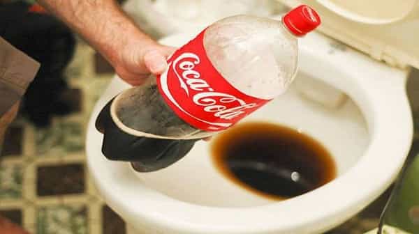 Thông bồn cầu bị tắc bằng coca cola