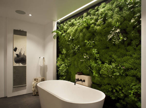 Mẫu toilet đẹp với bức tường cỏ tươi mát