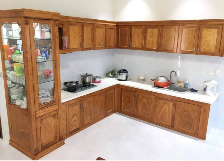 Mẫu tủ bếp gỗ chữ L hiện đại năm 2024 sẽ là sự lựa chọn tuyệt vời cho căn bếp của bạn. Với thiết kế đẹp mắt, tinh tế và tính năng đa dạng, chiếc tủ này sẽ trở thành điểm nhấn cho căn bếp của bạn. Bạn sẽ không chỉ có được không gian bếp tiện nghi, mà còn là một không gian tuyệt vời để thưởng thức các món ăn ngon.