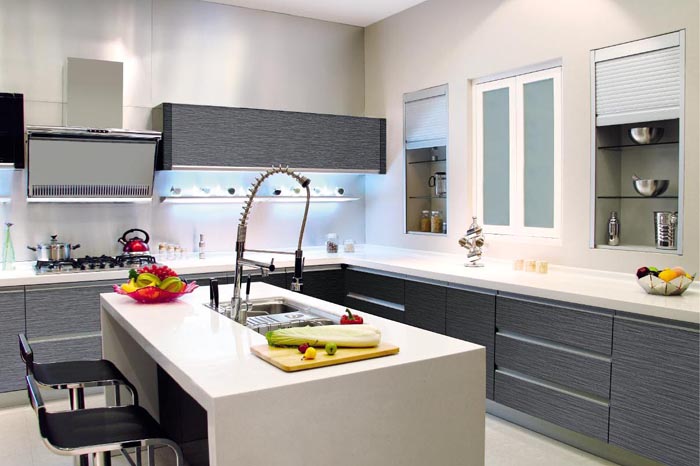 Tủ bếp chữ L bằng nhựa tạo không gian hiện đại và sang trọng cho phòng bếp
