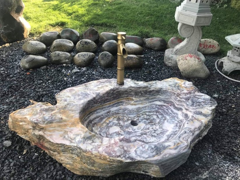 lavabo đá đặt ngoài sân vườn
