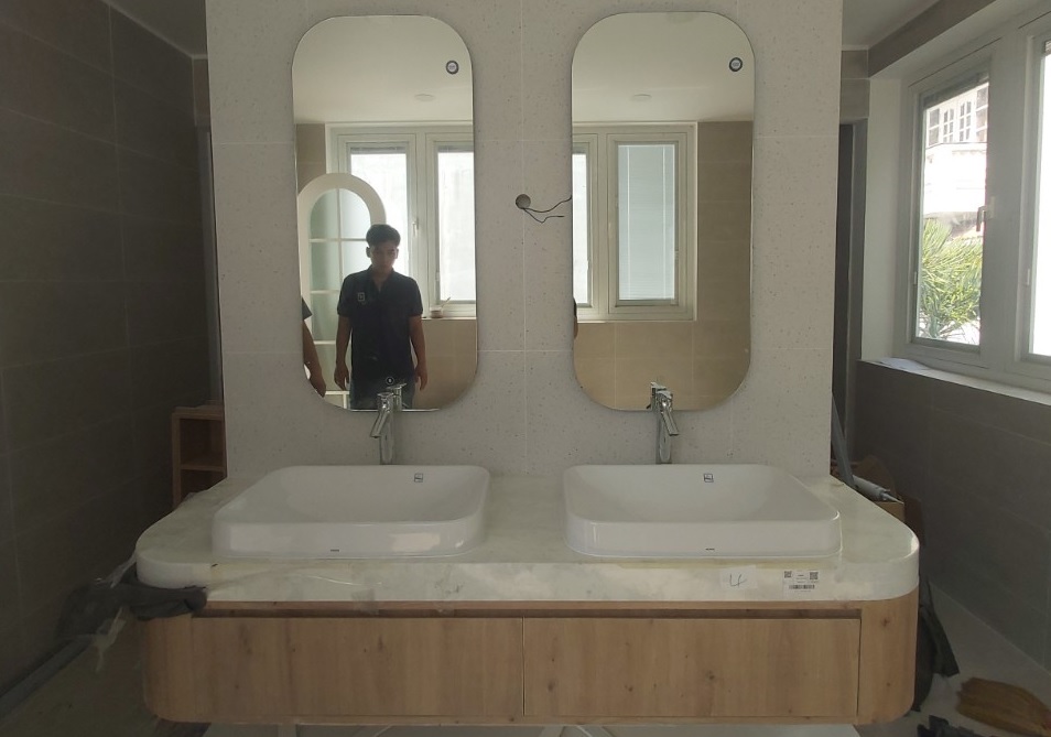 Lắp lavabo đặt bàn và vòi lavabo