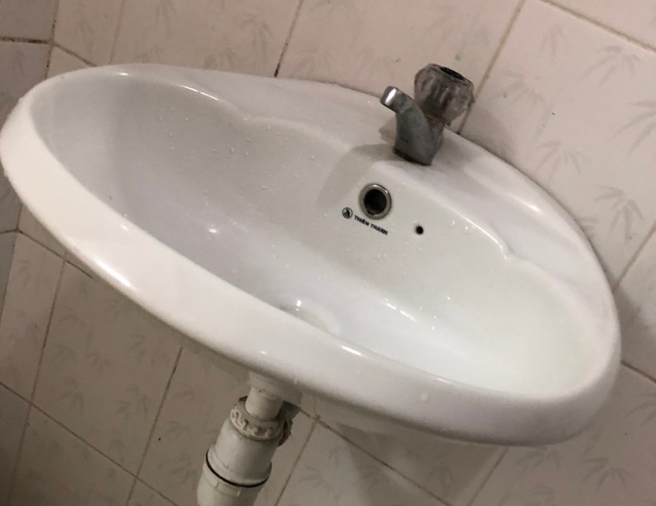 lavabo và vòi chậu cần sữa chữa