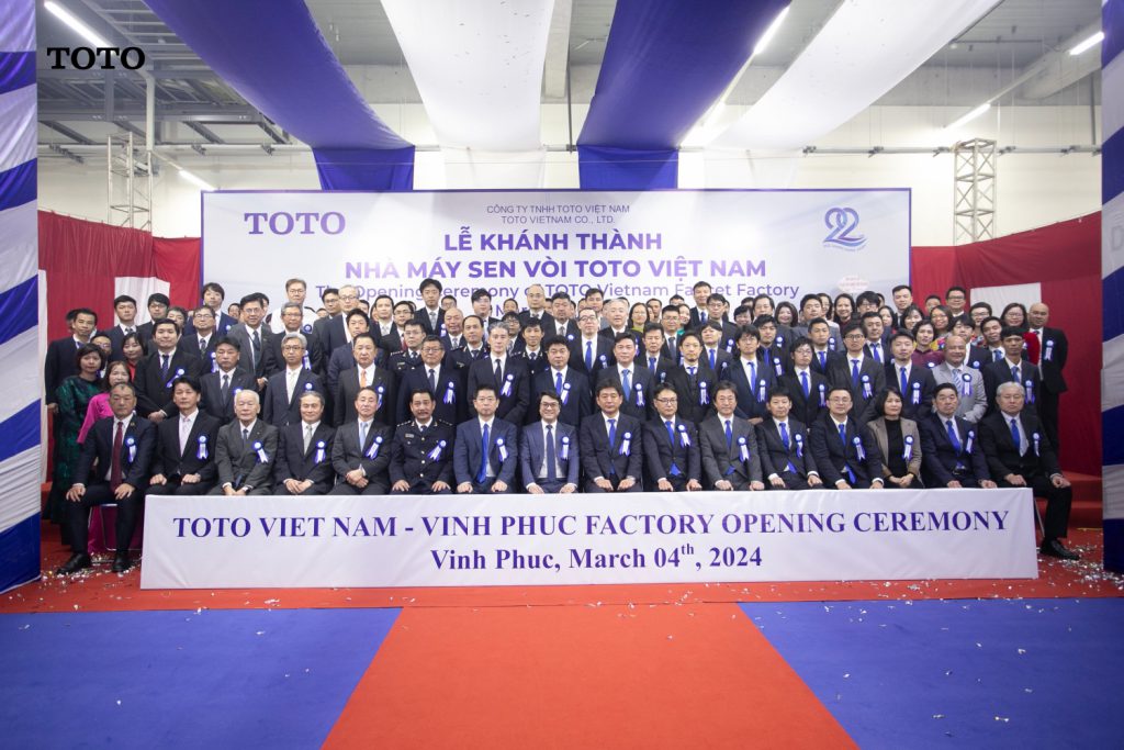 Hình ảnh đại diện TOTO Việt Nam cùng các khách mời tại Lễ khánh thành nhà máy sen vòi Vĩnh Phúc