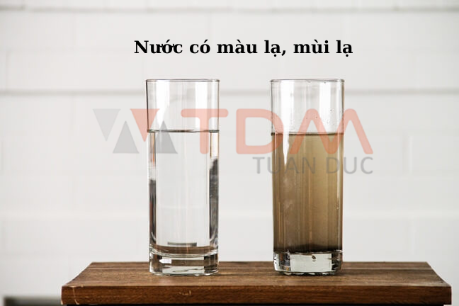 Nước nóng có màu lạ hoặc mùi khó chịu
