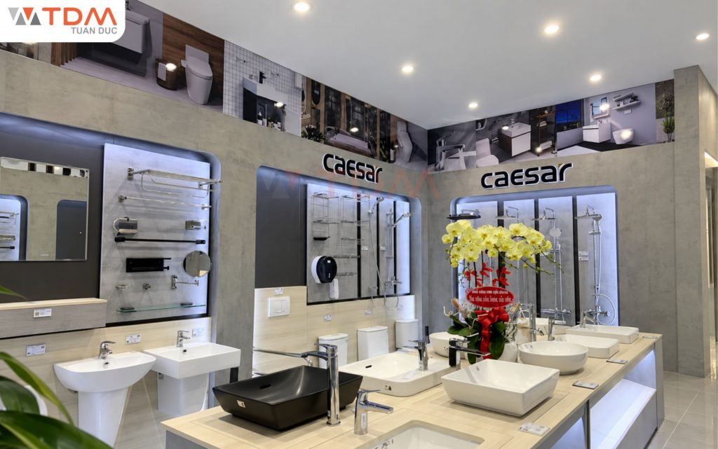 Khách hàng tham quan trải nghiệm thiết bị vệ sinh Caesar tại hệ thống 7 showroom TDM Tuấn Đức