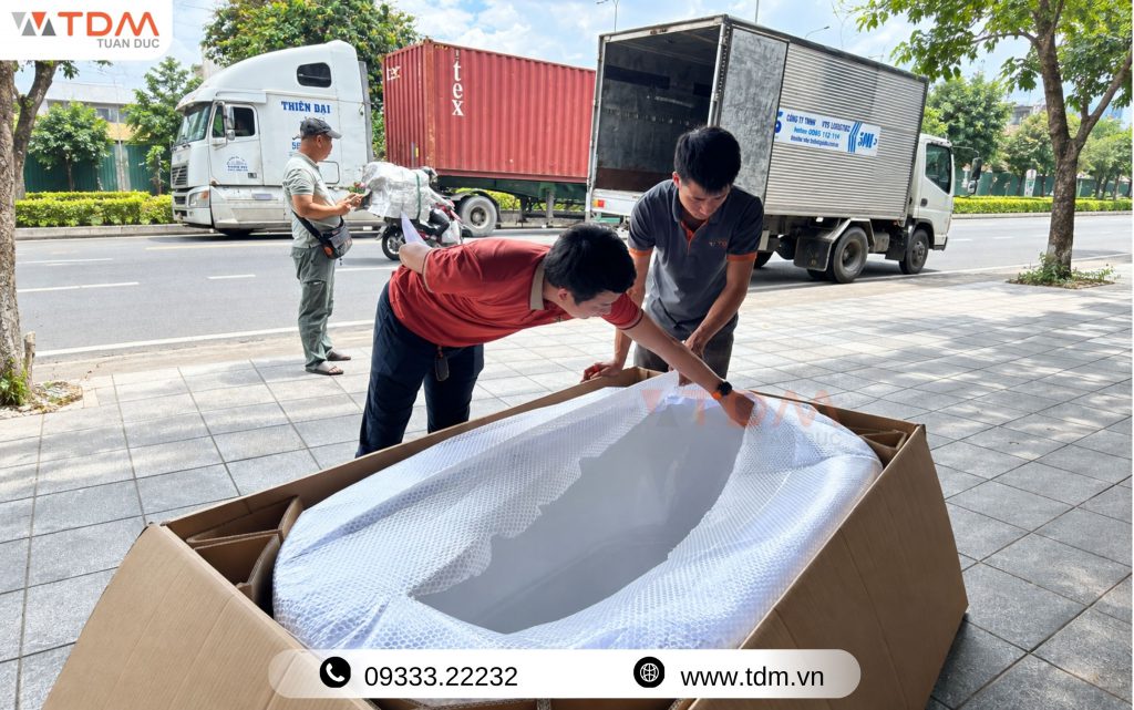 Đội ngũ TDM Tuấn Đức vận chuyển đồng kiểm bồn tắm chính hãng tận chân công trình khách